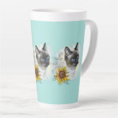 Hand tekening grappige schattige thai kat met bloe latte mok (Rechterhoek)