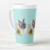 Hand tekening grappige schattige thai kat met bloe latte mok (Linkerhoek)