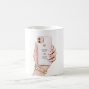 Hand telefoon chic roze nagels koffiemok