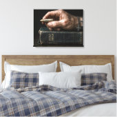 Hand van een man die een kogel vasthoudt canvas afdruk (Insitu (Slaapkamer))