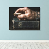 Hand van een man die een kogel vasthoudt canvas afdruk (Insitu (Houten vloer))
