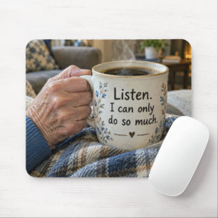 Hand van een oudere vrouw die een koffiekopje vast muismat