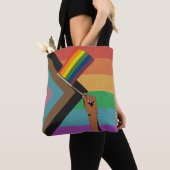Hand vasthoudend Pride vlag Tote Bag (Dichtbij)