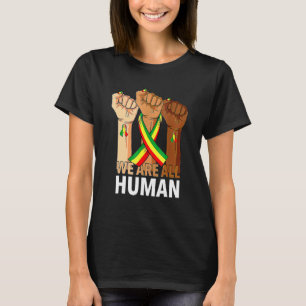Hand Vuist We Zijn Allemaal Menselijk Afrikaanse T T-shirt