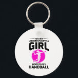 Handbalspeler Sport Team Handballer Funny Gezegde Sleutelhanger<br><div class="desc">Onderschat nooit een meisje dat Handball speelt. Geweldig ontwerp voor handbalspelers,  ventilatoren,  touringcars,  instructeurs of iedereen die van handbal,  veldbal,  Tsjechische handbal of Europese handbal houdt.</div>