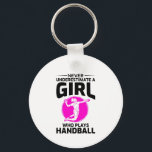 Handbalspeler Sport Team Handballer Funny Gezegde Sleutelhanger<br><div class="desc">Onderschat nooit een meisje dat Handball speelt. Geweldig ontwerp voor handbalspelers,  ventilatoren,  touringcars,  instructeurs of iedereen die van handbal,  veldbal,  Tsjechische handbal of Europese handbal houdt.</div>