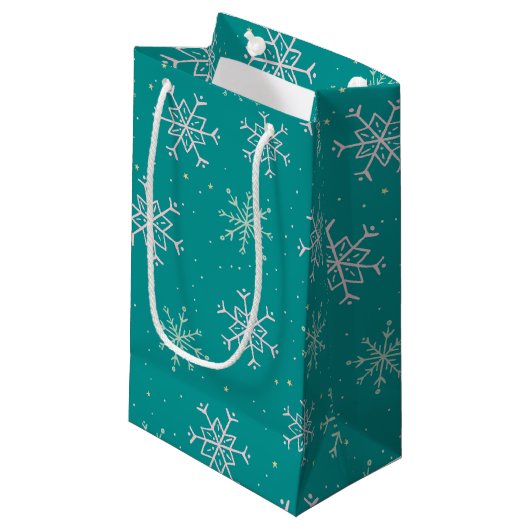 Handbeschilderd wit & Aqua Snowflakes op Blauwgroe Klein Cadeauzakje (Voorkant Gekanteld)