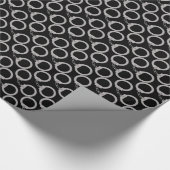 Handboeien met politiehandboeien die papier verpak (Hoek)