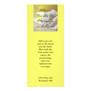 Handdoeken en kaars in een spa-instelling reclamekaart