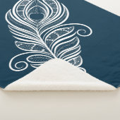 Handdrawn peacock feather in henna style sherpa deken (3/4)