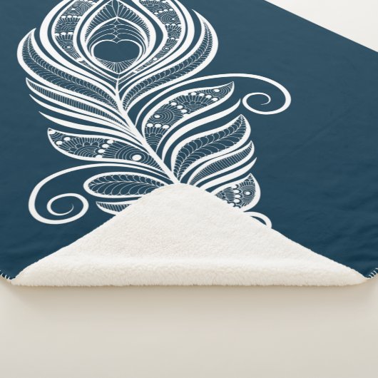 Handdrawn peacock feather in henna style sherpa deken (3/4)