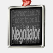 Handelsbemiddelaar met metalen versiering ornament (Links)