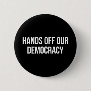 Handen af van onze democratie - ronde button 5,7 cm