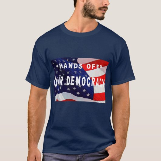 "HANDEN AF VAN ONZE DEMOCRATIE" T-SHIRT (Voorkant)