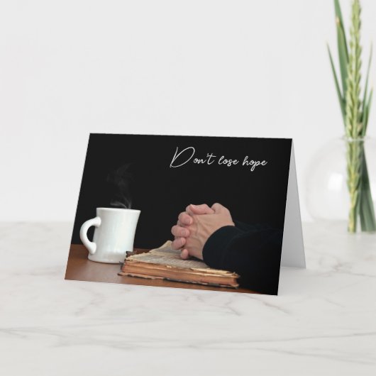 Handen bidden op oude bijbel kaart (Voorkant)