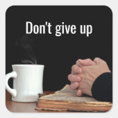 Handen bidden op oude bijbel vierkante sticker (Voorkant)