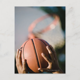Handen die basketbal in de openlucht schieten briefkaart