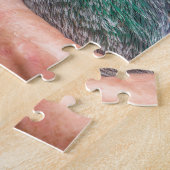 Handen die buiten de uitholling van de trekduif ho legpuzzel (Zijkant)