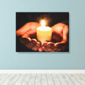 Handen die een kaars met vlam houden canvas afdruk (Insitu (Houten vloer))