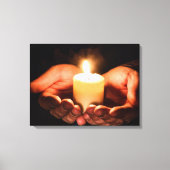 Handen die een kaars met vlam houden canvas afdruk (Voorkant)