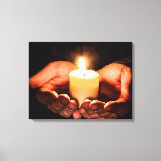 Handen die een kaars met vlam houden canvas afdruk (Voorkant)