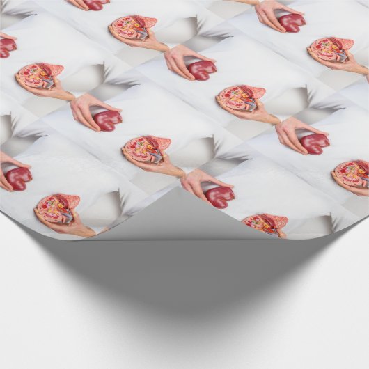 Handen die model houden van menselijk nierorgaan o cadeaupapier (Hoek)