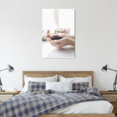 Handen die zaailing vasthouden Groei Hoop Canvas Afdruk (Insitu (Slaapkamer))