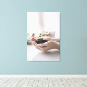 Handen die zaailing vasthouden Groei Hoop Canvas Afdruk (Insitu (Houten vloer))