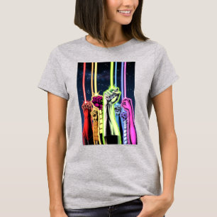 Handen in de lucht met ringen - Kleur T-shirt