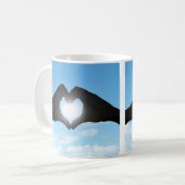 Handen in Heart Shape Silhouette op Blue Sky Koffiemok (Voorkant links)