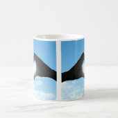 Handen in Heart Shape Silhouette op Blue Sky Koffiemok (Center)