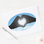 Handen in Heart Shape Silhouette op Blue Sky Ovale Sticker (Envelop)
