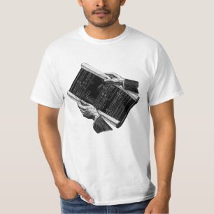 Handen met architecturale bouwtekeningen, vintage t-shirt