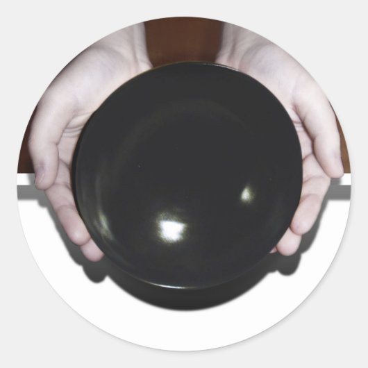 Handen met een lege kom ronde sticker (Voorkant)