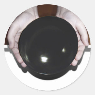 Handen met een lege kom ronde sticker