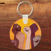 Handen met vuist opgevoed boven gele zon sleutelhanger (Voorkant)