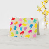 Handen rond het wereldwenskaart kaart (Gele Bloem)