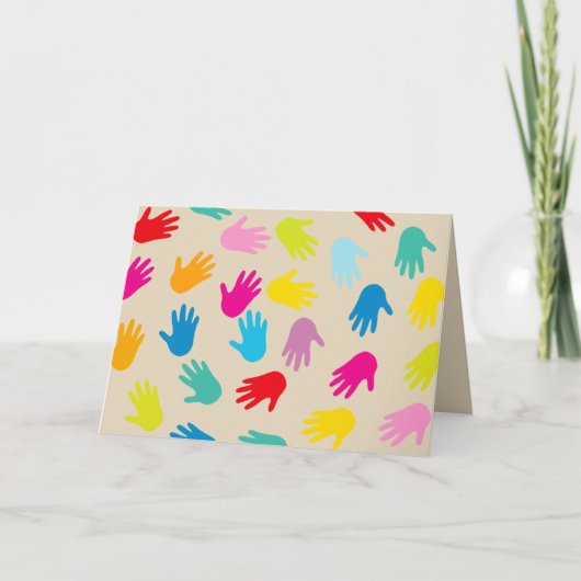 Handen rond het wereldwenskaart kaart (Voorkant)