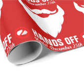 Handen van de grafische kerstverpakking van santa cadeaupapier (Rol Hoek)