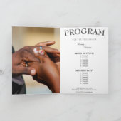 Handen van een bruidspaar met een ring aankondiging (Binnen)