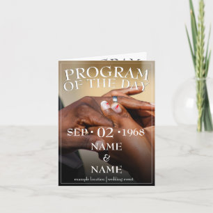Handen van een bruidspaar met een ring kaart