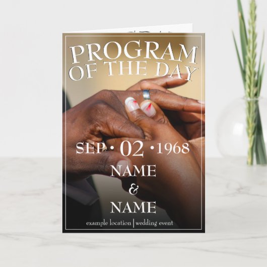 Handen van een bruiloft met een ring aankondiging (Voorkant)