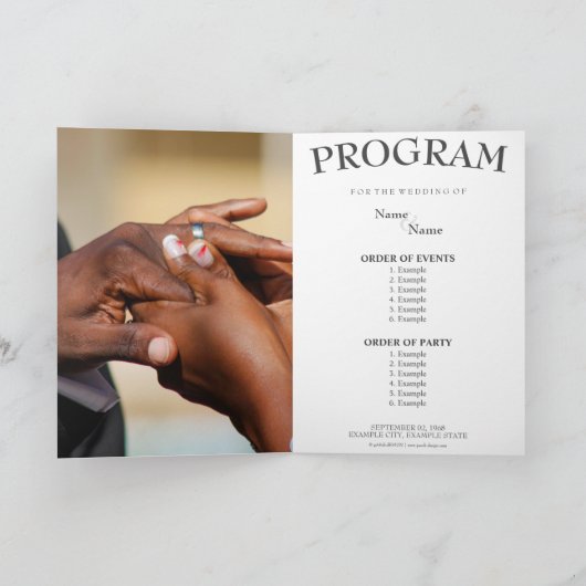 Handen van een bruiloft met een ring aankondiging (Binnen)