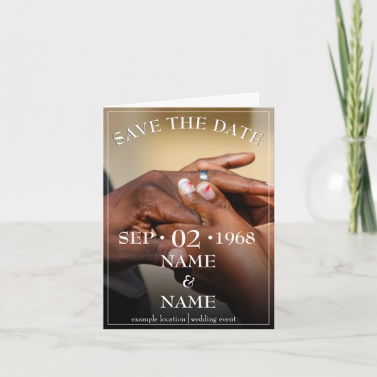 Handen van een bruiloft met een ring aankondiging (Voorkant)