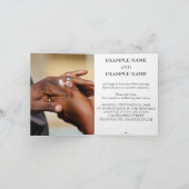 Handen van een bruiloft met een ring aankondiging (Binnen)