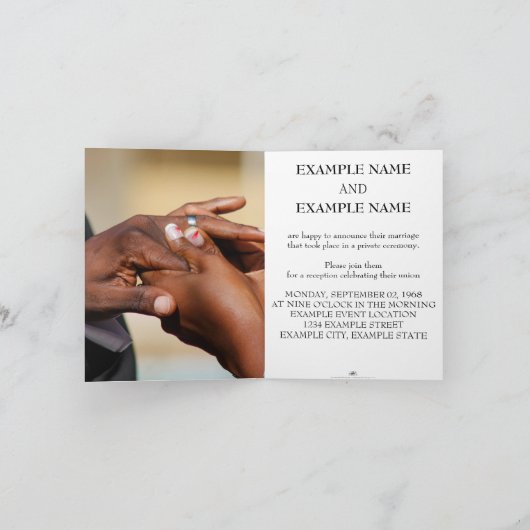 Handen van een bruiloft met een ring aankondiging (Binnen)