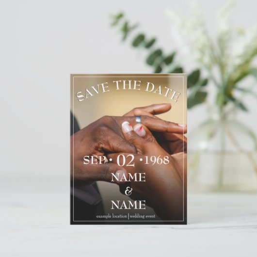 Handen van een bruiloft met een ring informatiekaartje (Staand voorkant)