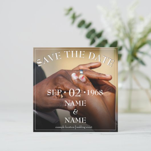 Handen van een bruiloft met ring (Staand voorkant)