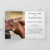 Handen van een bruiloft met ring feestdagen kaart (Binnen)