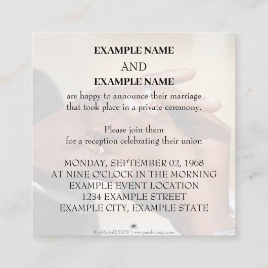 Handen van een bruiloft met ring informatiekaartje (Achterkant)